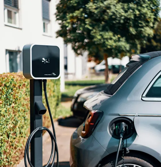 Borne de recharge murale installée dans un garage de maison individuelle