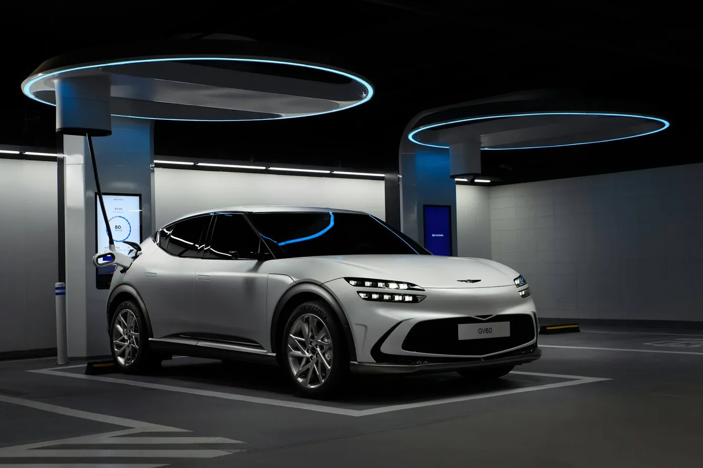 Véhicule électrique premium dans un parking d'entreprise moderne équipé de bornes de recharge
